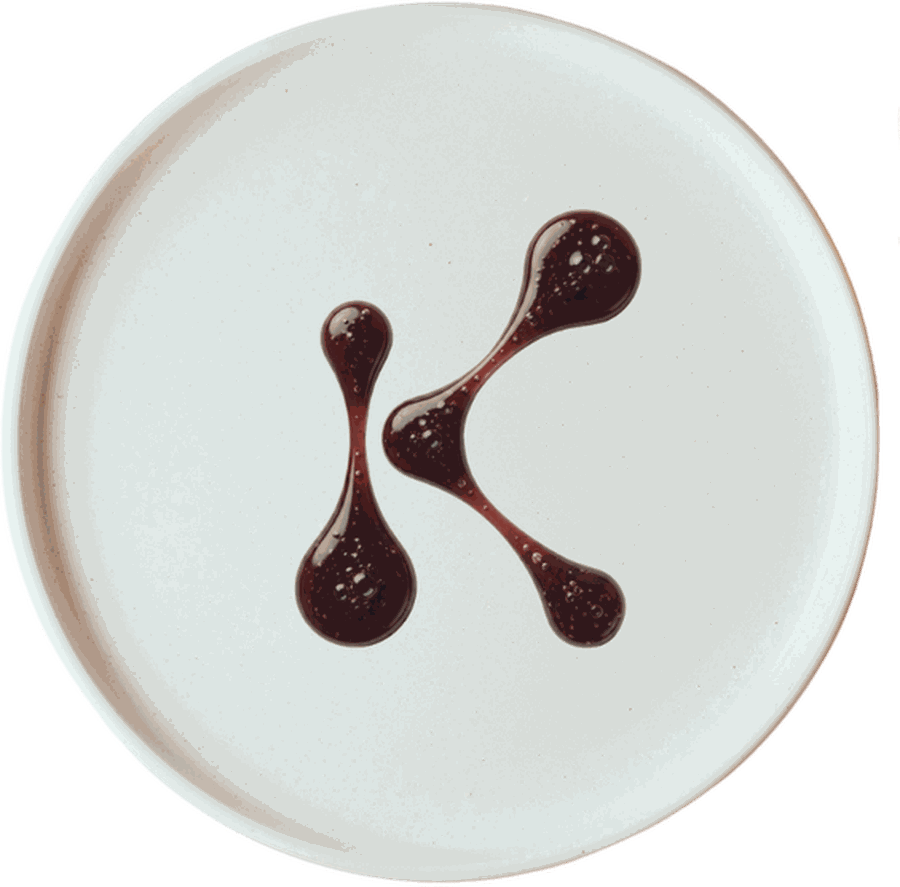 A pale plate with the Kultur mark drawn in dark preserve